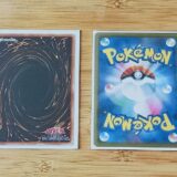 遊戯王OCGとポケモンカードの裏面の写真。