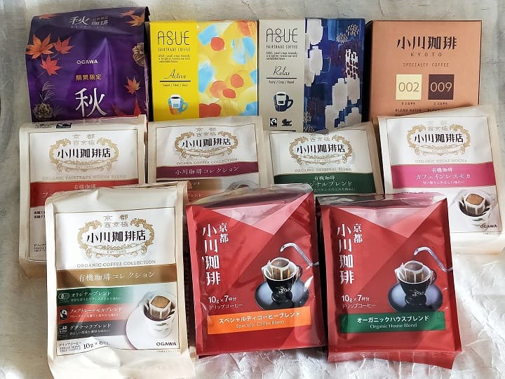 『ドリップコーヒー福袋 | 公式 小川珈琲 特別企画 詰め合わせ 珈琲』 を購入。 ●期間限定 秋珈琲ドリップコーヒー 8杯分 ●ASUE Fairtrade Coffee Active ドリップコーヒー5杯分 ●ASUE Fairtrade Coffee Relax ドリップコーヒー 5杯分 ●スペシャルティコーヒーブレンド ドリップコーヒー7杯分 ●有機珈琲フェアトレードモカブレンド ドリップコーヒー6杯分 ●小川珈琲 コレクション ドリップコーヒー 7杯分 ●有機珈琲オリジナルブレンド ドリップコーヒー6杯分 ●有機珈琲カフェインレスモカ ドリップコーヒー6杯分 ●小川珈琲店 有機珈琲コレクションドリップコーヒー8杯分 ●スペシャルティコーヒーブレンド アソート ドリップコーヒー 5杯分 ●オーガニックハウスブレンド ドリップコーヒー7杯分 左から右へ、上中下段の順。