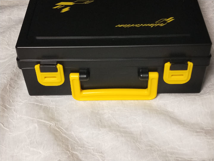 ポケモンカードゲームのキャリングケース ピカチュウVer.2の上面。取っ手や留め具部分。