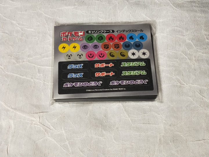 ポケモンカードゲームのキャリングケース ピカチュウVer.2の付属品。