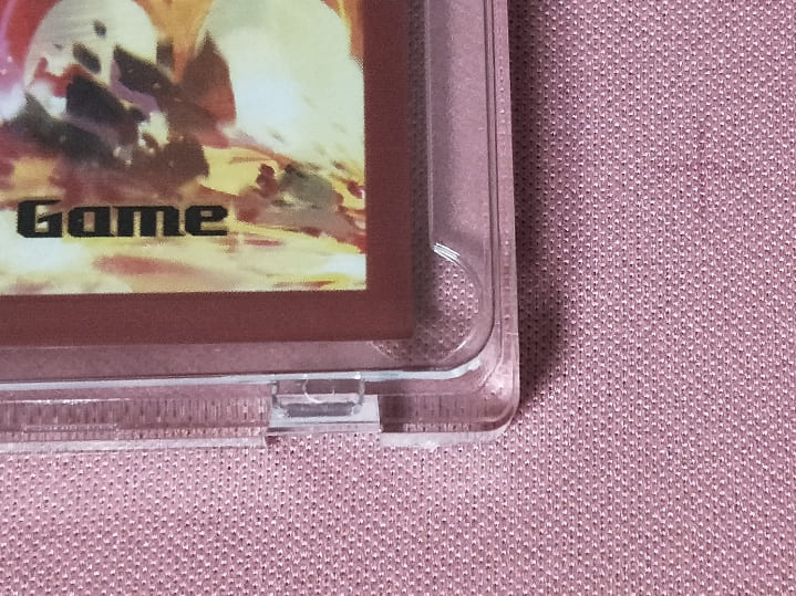 DAISOのマグネットカードローダー（JAN：4550480877129）。ポケカ公式のデッキシールドを入れた左下部分。