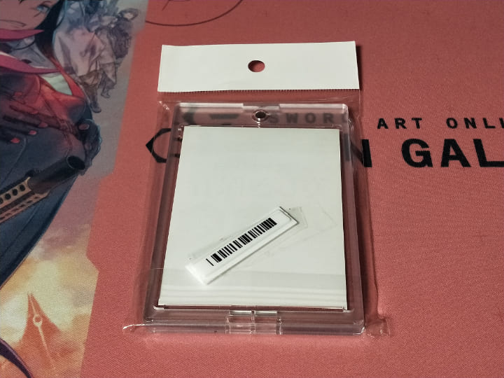 SANKYOのマグネット式トレーディングカードケース(TCH01)。外装の裏面。ヨドバシカメラで購入したバーコードが付いている。