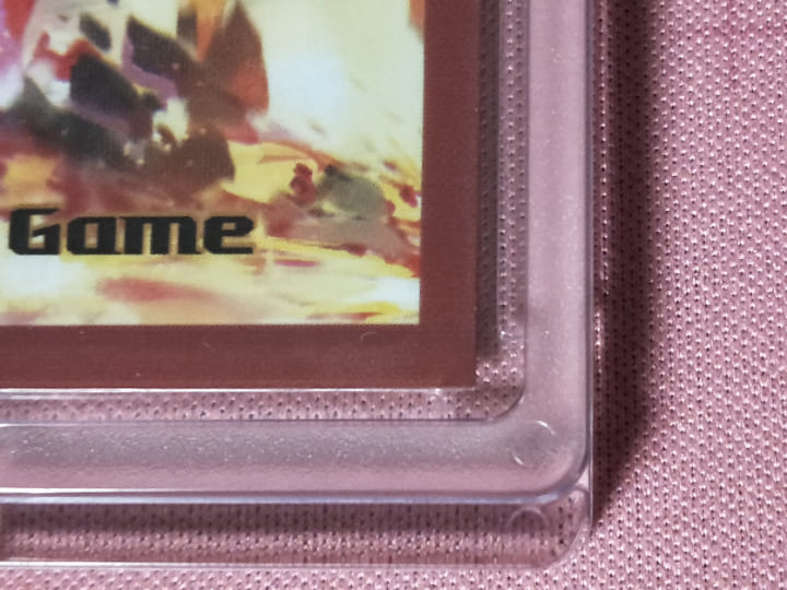 SANKYOのマグネット式トレーディングカードケース(TCH01)。ポケカ公式デッキシールドを収納した写真。右下の角を拡大表示。