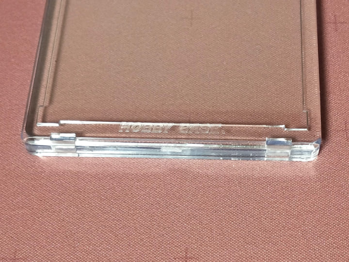 ホビーベースのUVマグネットカードフレーム クリア(CAC-SL76)。商品の底面。