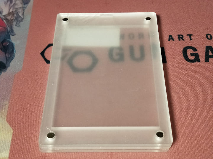 ホビーベースのマグネット式トレーディングカードケース(CAC-SL77)。保護フィルム付き商品の裏面。