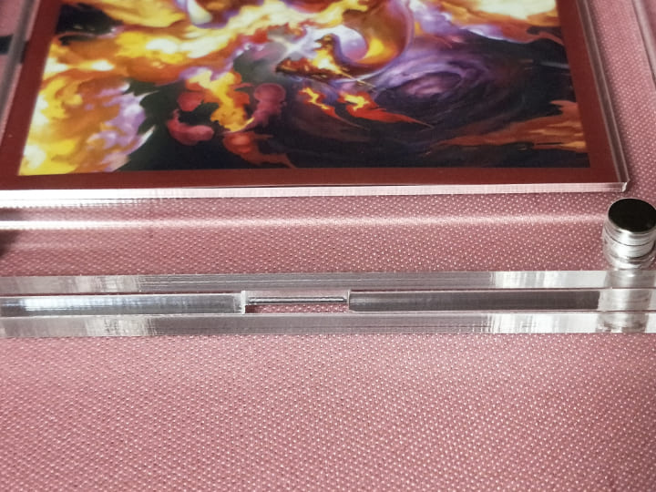 ホビーベースのマグネット式トレーディングカードケース(CAC-SL77)。ポケカ公式のデッキシールドを入れた状態。上部の溝。