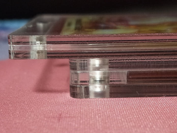 with:Dのネオジムマグネットtypeレギュラーサイズスタンド脚付(neodymium-magnet-type-regular)とホビーベースのマグネット式トレーディングカードケース(CAC-SL77)の暑さを比べた写真。
