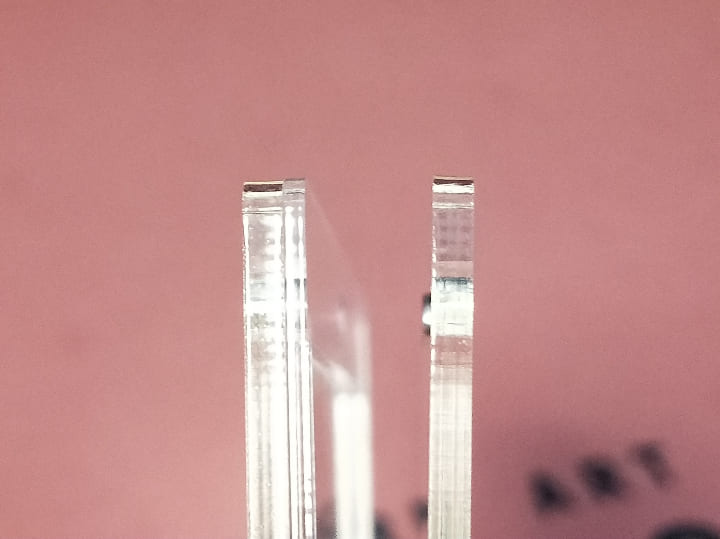 with:Dのネオジムマグネットtypeレギュラーサイズスタンド脚付(neodymium-magnet-type-regular)。上下左右にズレない理由。ネオジオ磁石が出っ張っている。便宜上右。