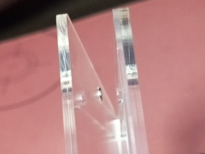 with:Dのネオジムマグネットtypeレギュラーサイズスタンド脚付(neodymium-magnet-type-regular)。上下左右にズレない理由。ネオジオ磁石が出っ張っている。便宜上左。