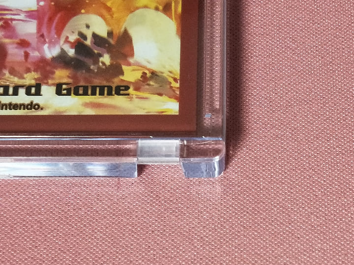 カードの鎧のマグネットローダー（magnet-loader）。ポケカ公式のデッキシールドを入れた状態の右下。