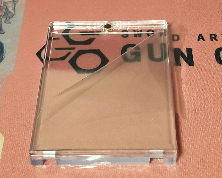 カードの鎧のマグネットローダー（magnet-loader）。保護フィルムを剥がしている途中。